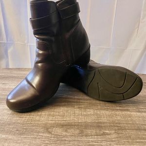 Sz. 9.5 Brown Boots